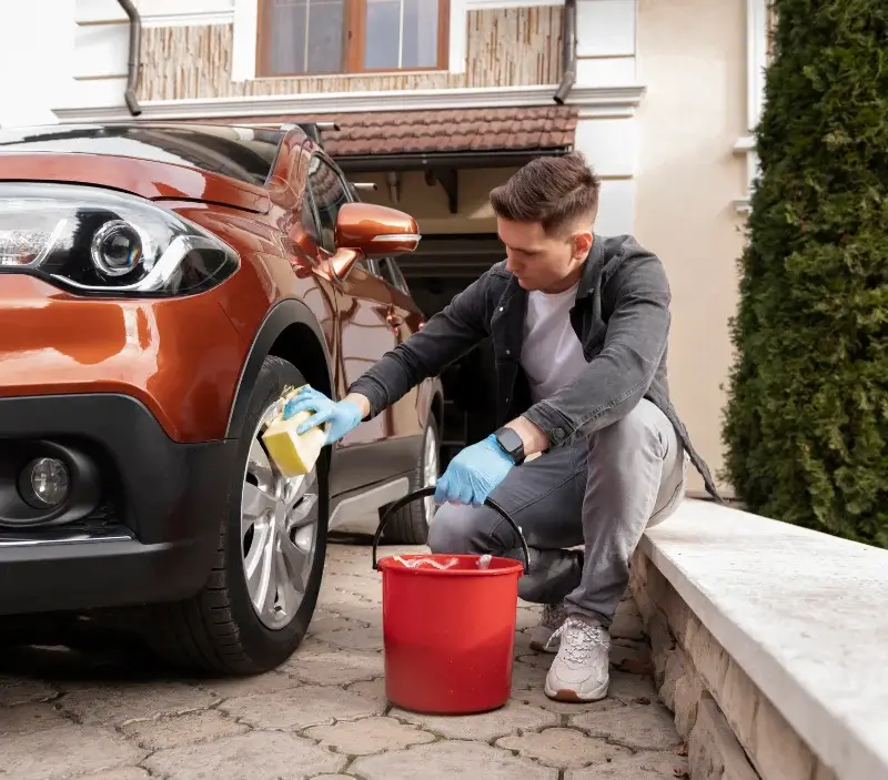 Lavage auto à domicile Andernos-les-Bains : professionnel intervenant sur un véhicule